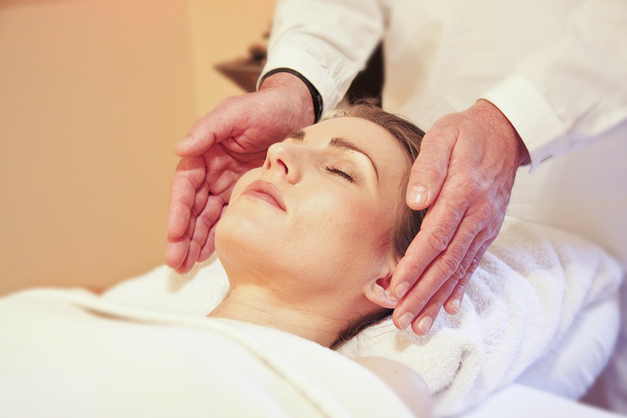 woman receiving reiki treatment